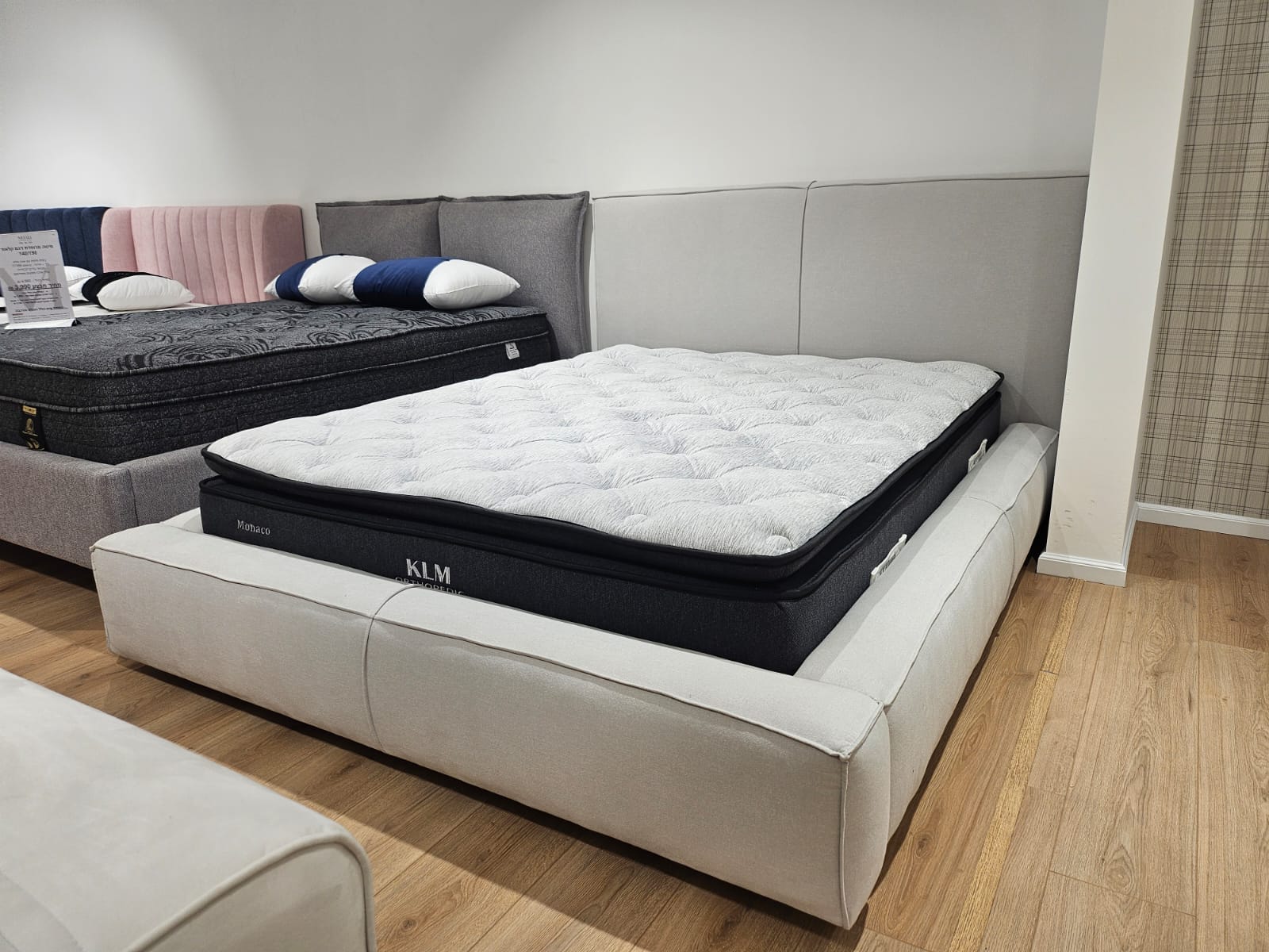 מיטה מרופדת זוגית דגם פוף